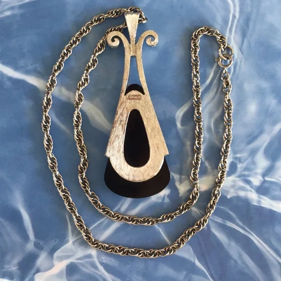 Vintage 1970’s Avon Silver Necklace with Ebony Teardrop Pendant - Picture 7 of 16